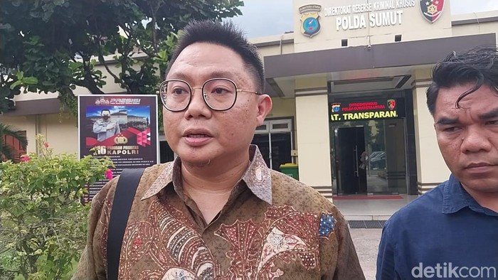 Surya Adinata saat diwawancari di depan Ditreskrimsus Polda Sumut. (Foto: Angelina Giyanti Purba).