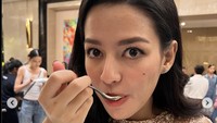 “Makan makan makan hobby ku makan,” tulis keterangan dalam unggahan fotonya. Kali ini Susan Sameh mencicipi dessert yang tampak seperti pannacota. Foto: Instagram @susansameeh