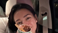 Di dalam mobil pun, artis keturunan Mesir ini menyempatkan diri untuk menikmati gelato yang manis segar. Kira-kira Susan pesan rasa apa ya? Foto: Instagram @susansameeh