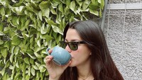 Di kafe yang berbeda, pemain serial ‘Wedding Agreement The Series’ ini pun menikmati secangkir kopi hangat. Begini posenya saat menyeruput cangkir kopi itu. Foto: Instagram @susansameeh