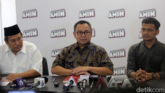 Sutiyoso Akan Gabung Timnas AMIN Sudirman Said memberikan keterangan pers di Rumah Perubahan, Jakarta. Ia mengatakan bahwa eks Gubernur DKI Sutiyoso bakal bergabung Timnas AMIN.