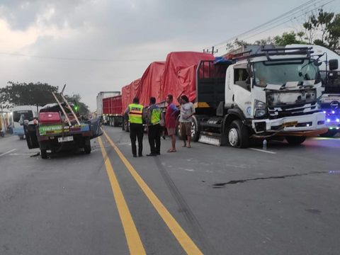Tabrakan adu banteng pikap vs truk trailer di jalan lingkar Pantura wilayah Kabupaten Pemalang, Jawa Tengah, Rabu (15/11/2023) sore.