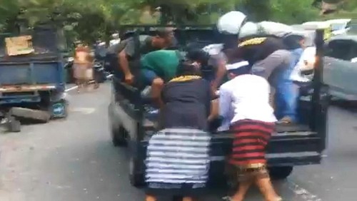 Tangkapan layar saat warga membantu korban yang mengalami kecelakaan di perbatasan Bangli-Karangasem, Desa Nongan, Kecamatan Rendang, Karangasem Kamis (16/11/2023). (istimewa)