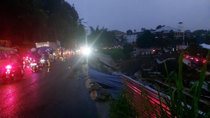 Tebing longsor di Jl Batutulis Bogor