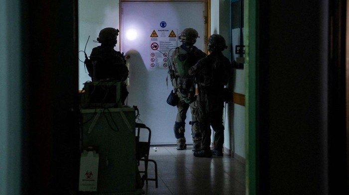 Tentara Israel menggeledah ruang bawah tanah Rumah Sakit (RS) Al-Shifa di Jalur Gaza sambil menembaki orang-orang. Aksi brutal tentara Israel itu menuai kecaman.