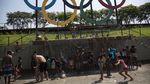 Tersengat Gelombang Panas, Warga Brasil Mandi di Air Mancur