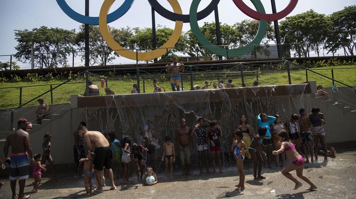 People cool off in a water fountain at Madureira Park amid a heat wave in Rio de Janeiro, Brazil, Wednesday, Nov. 15, 2023. (AP Photo/Bruna Prado)