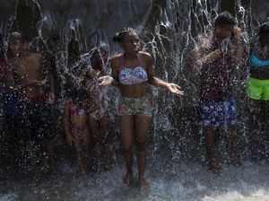 Tersengat Gelombang Panas, Warga Brasil Mandi di Air Mancur