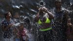 Tersengat Gelombang Panas, Warga Brasil Mandi di Air Mancur