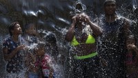 Rio de Janeiro mencatat suhu 42,5C pada Minggu, (12/11/2023) – rekor tertinggi pada November – dan kelembapan yang tinggi pada Selasa, (14/11/2023) berarti suhunya mencapai 58,5C.  