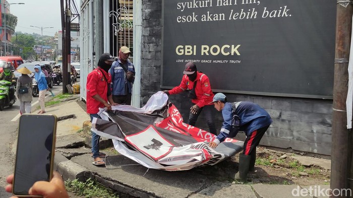 Tim Gabungan menurunkan poster hingga baliho caleg di Semarang, pada Kamis (16/11/2023).