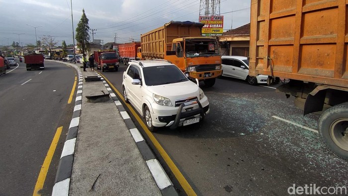 Truk dump H 1505 KE yang kaca depannya pecah usai tabrakan di Jalan Raya Magelang-Jogja di kawasan Blabak, Kecamatan Mungkid, Magelang, Kamis (16/11/2023).