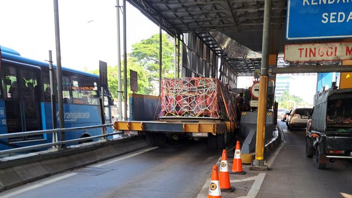 Truk Kontainer Tersangkut di Gerbang Tol Slipi Arah Tomang