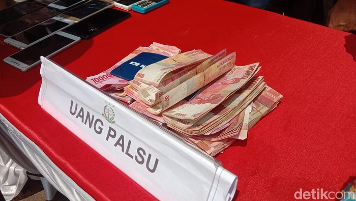Uang  palsu.