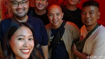 Keunggulan lain Vivo V29 bisa digunakan untuk Group Photo dengan hasil keren tanpa efek big face. Foto: Adi Fida Rahman/detikINET