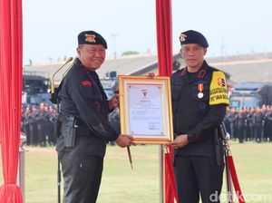 Wakapolda Jatim Dinobatkan Sebagai Warga Kehormatan di HUT ke-78 Brimob