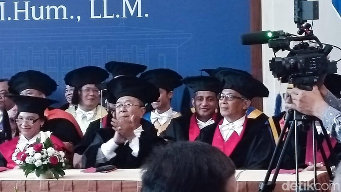 Wamenkumham Eddy Hiariej hadir di pengukuhan guru besar di UGM, Kamis (16/11/2023).