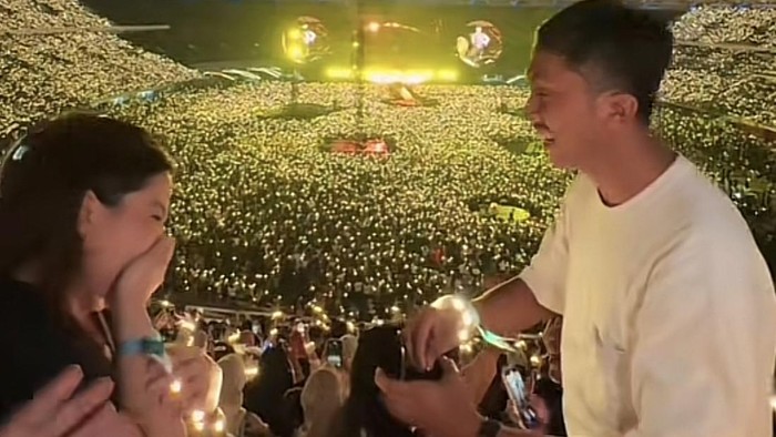 Wanita ini mengungkapkan tak menyangka pacarnya melamar dirinya saat acara konser Coldplay di GBK, viral di media sosial.