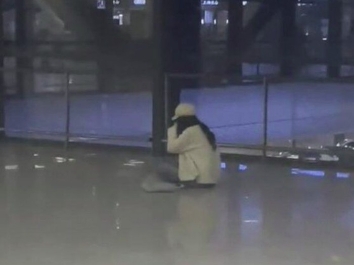 Wanita ketinggalan pesawat