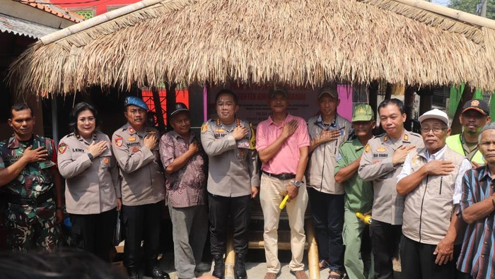 Warga Jagakarsa, Jakarta Selatan, mengadu ke Kapolres Jakarta Selatan Kombes Ade Ary Syam Indradi terkait orang dengan gangguan jiwa (ODGJ) yang kerap berkeliaran. Ade Ary pun memberikan solusi.