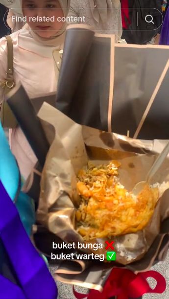 Wisudawan dikasih buket nasi warteg