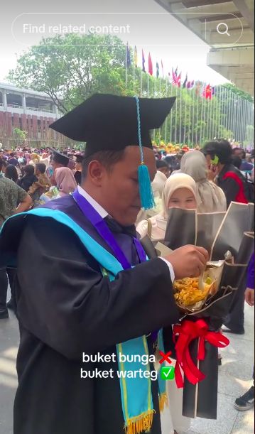 Wisudawan dikasih buket nasi warteg