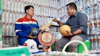 Tarakan Field Manager, Cahyo Tri Mulyanto berbincang dengan salah satu mitra binaan di CSR Gallery Pertamina Tarakan, Kalimantan Utara, Rabu (15/11/2023). 
