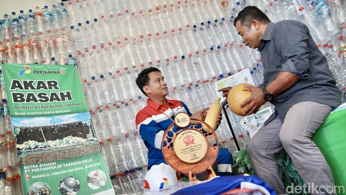 Akar Basah, Ubah Sampah Jadi Pelampung Rumput Laut Aliansi Kerja Bebas Sampah (Akar Basah) milik Pertamina Tarakan Field memanfaatkan sampah plastik. Sampah plastik itu dijadikan pelampung rumput laut.