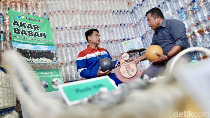 Aliansi Kerja Bebas Sampah (Akar Basah) milik Pertamina Tarakan Field memanfaatkan sampah plastik. Sampah plastik itu dijadikan pelampung rumput laut.