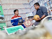 Akar Basah, Ubah Sampah Jadi Pelampung Rumput Laut