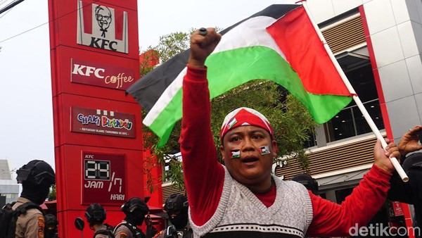 Massa Bela Palestina Demo di Surabaya  Sasar Restoran Cepat Saji