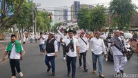 Dari pantauan detikJatim, aksi dilakukan sejak sekitar pukul 13.45 WIB. Massa menggelar aksi di depan Gedung Negara Grahadi.