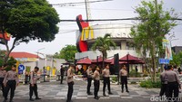 Sejumlah petugas kepolisian dari Polrestabes Surabaya juga berjaga depan gerai Mcdonald yang berada di Jalan Basuki Rahmat.
