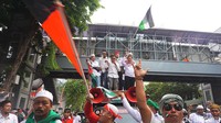 atusan orang dari beberapa aliansi ormas melakukan aksi bela Palestina di Surabaya. Ada beberapa titik yang dituju termasuk tempat makan cepat saji yang dianggap mendukung Israel.