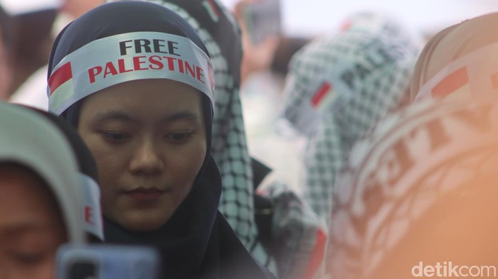 Aksi dukungan terhadap Palestina digelar di depan Gedung Sate, Jalan Diponegoro, Kota Bandung siang ini, Jumat (17/11/2023).