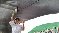 Orang tua, anak muda hingga anak-anak terlihat begitu semangat mengikuti aksi bela Palestina ini. Mereka kompak menyuarakan kemerdekaan bagi Palestina. (Foto: Bima Bagaskara/detikJabar)