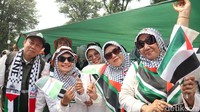 Seribuan massa yang mengikuti aksi datang berjalan kaki dari Masjid Pusdai. Mereka membawa banyak sekali pernak-pernik bertema Palestina. (Foto: Bima Bagaskara/detikJabar)