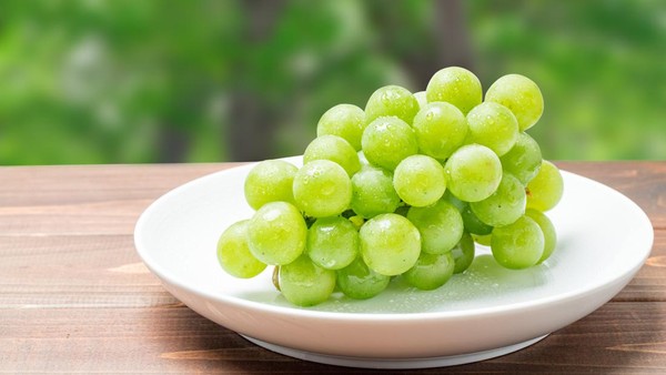 Anggur Shine Muscat dengan warna hijau mengkilap dan rasa manis yang istimewa