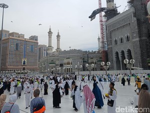 Dibisiki Sedekah Pak Haji Bu Haji di Masjidil Haram