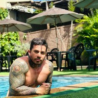 Arthur O Urso adalah pria berpoligami yang sempat memiliki sembilan istri. Kini selebgram asal Brasil tersebut hanya punya dan tinggal dengan enam di antaranya. Foto: Instagram Arthur O Urso