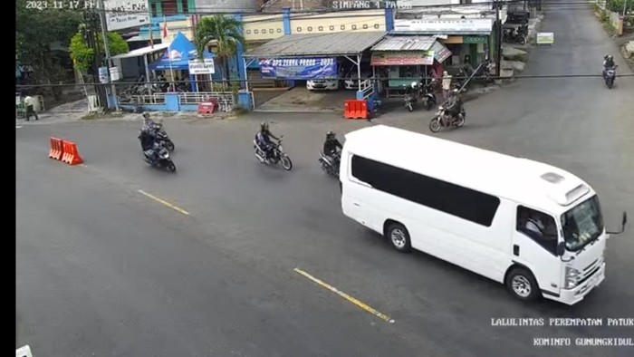 Arus lalu linta jalur Jogja-Wonosari, Gunungkidul, Jumat (17/11/2023) pukul 08.17 WIB.