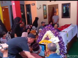 Momen Pilu Ayah Pilot Super Tucano Bersimpuh Cium Foto Lalu Bilang Yuda...
