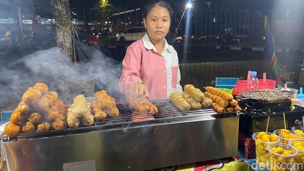 10 Rekomendasi Jajanan Yang Bisa Dicoba Di Pantai Losari