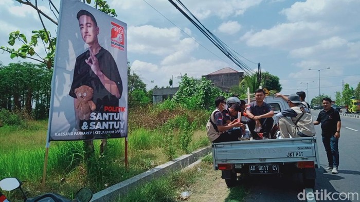 Baliho Kaesang dan Jokowi di jalan Jogja-Solo, Klaten. Baliho tersebut tidak termasuk ke dalam baliho yang dicopot oleh Bawaslu Klaten.
