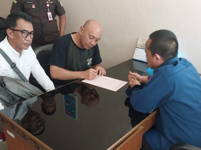 Bareskrim Polri serahkan dua tersangka pemberi suap AKBP Dalizon ke Kejari Palembang
