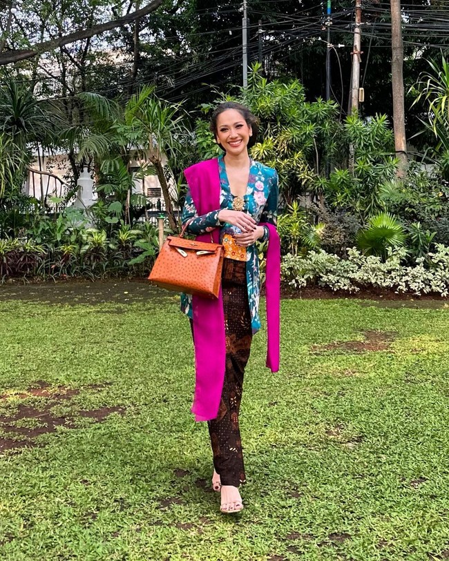 Kebaya kutu baru dipdankan dengan kain batik sogan khas Solo. Penyanyi 40 tahun ini tampak melengkapi penampilannya dengan selendang warna shocking pink. Foto: Instagram/@bclsinclair