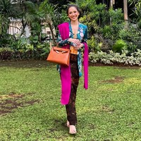 Kebaya kutu baru dipdankan dengan kain batik sogan khas Solo. Penyanyi 40 tahun ini tampak melengkapi penampilannya dengan selendang warna shocking pink. Foto: Instagram/@bclsinclair