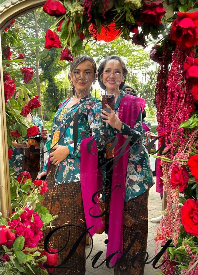 Bunga Citra Lestari (BCL) tampil dengan kebaya model kutu baru motif bunga. Kebaya dilengkapi stagen kuning, yang kontras dengan warna kebaya bernuansa biru. Foto: Instagram/@bclsinclair