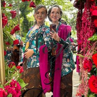 Bunga Citra Lestari (BCL) tampil dengan kebaya model kutu baru motif bunga. Kebaya dilengkapi stagen kuning, yang kontras dengan warna kebaya bernuansa biru. Foto: Instagram/@bclsinclair