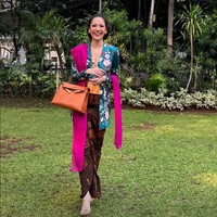 Bunga Citra Lestari terlihat menjinjing tas Hermes Ostrich Kelly warna oranye. Sementara alas kakinya memakai strappy heels yang mengekspos kaki. Foto: Instagram/@bclsinclair